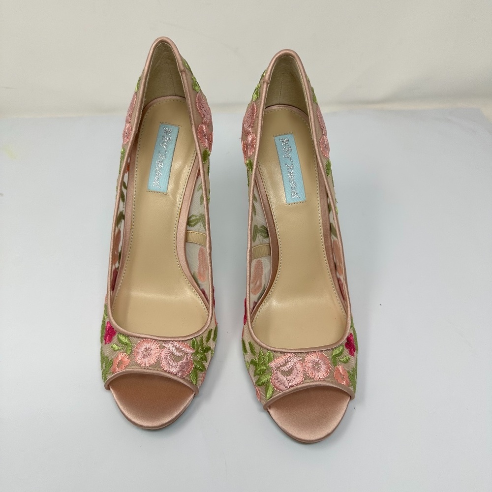 Betsey Johnson Adley Peep Toe Pumps Embroidered Pink Floral Heels SZ 9 - Picture 2 of 8